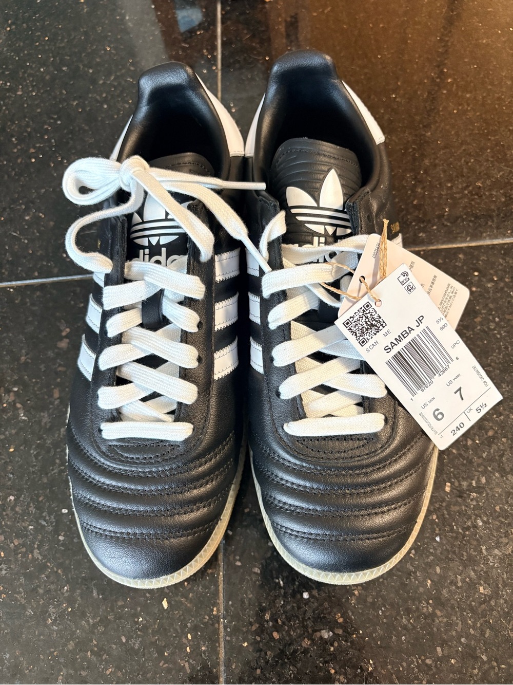 adidas Black & White Classic Low-Top Sneakers men’s 6 women’s 7